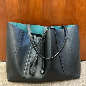 Tiffany & Co.
Tote Black Textured Leather Shoulder Bag
14"L x 5"W x 11"H